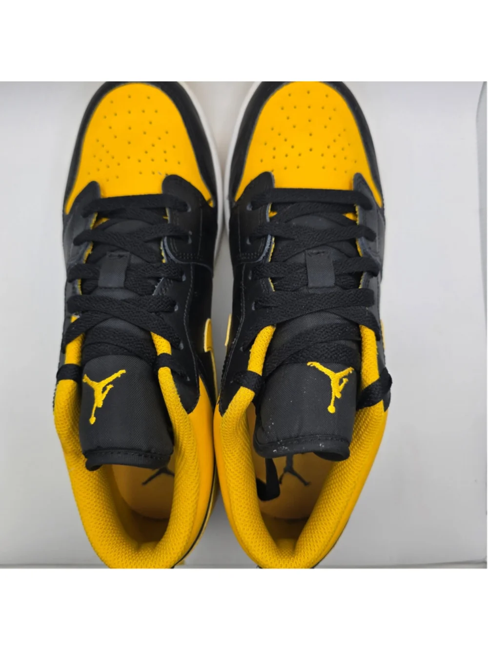 Men's Nike Air Jordan 1 Low Sneakers in Yellow and Black 7y womens 8.5